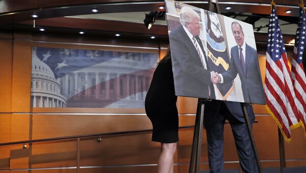 Переговоры за картиной с изображением встречи президента США Дональда Трампа и главы МИД России Сергея Лаврова в Конгрессе США. Архивное фото