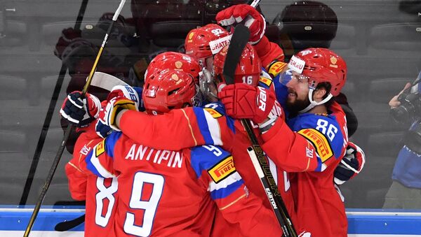Игроки сборной России радуются заброшенной шайбе в матче 1/4 финала чемпионата мира по хоккею 2017 между сборными командами России и Чехии.