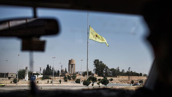 Флаг сил самообороны сирийских курдов (YPG) в провинции Ракка недалеко от границы с Турцией. Архивное фото