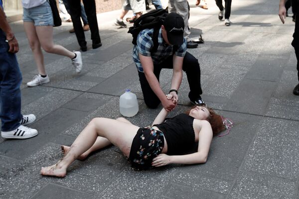 Пострадавшая в результате наезда автомобиля на людей на Таймс-Сквер в Нью-Йорке