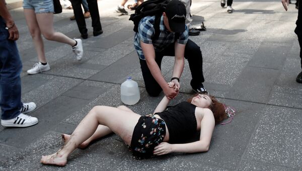 Пострадавшая в результате наезда автомобиля на людей на Таймс-Сквер в Нью-Йорке