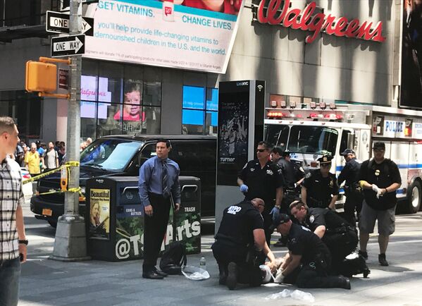 Полицейские на месте наезда автомобиля на людей на Таймс-Сквер в Нью-Йорке