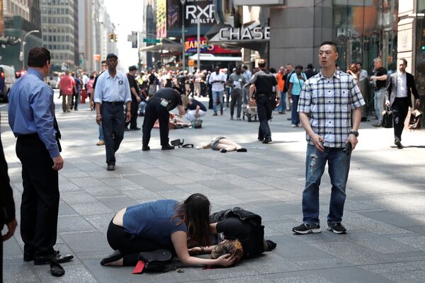 Пострадавшие на месте наезда автомобиля на людей на Таймс-Сквер в Нью-Йорке