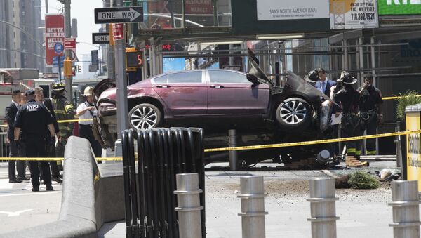 Автомобиль, врезавшийся в толпу пешеходов на Таймс-Сквер в Нью-Йорке