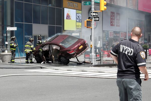Автомобиль, врезавшийся в толпу пешеходов на Таймс-Сквер в Нью-Йорке. 18 мая 2017