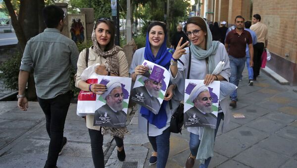 Сторонники кандидата в президенты Ирана действующего президента страны Хасана Роухани в Тегеране накануне выборов