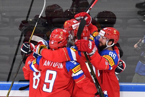 Игроки сборной России радуются заброшенной шайбе в матче 1/4 финала чемпионата мира по хоккею 2017 между сборными командами России и Чехии