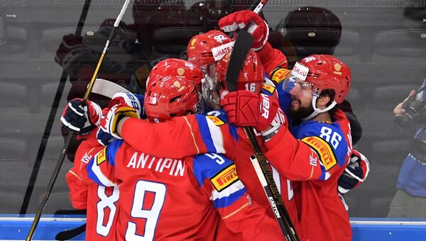 Игроки сборной России радуются заброшенной шайбе в матче 1/4 финала чемпионата мира по хоккею 2017 между сборными командами России и Чехии