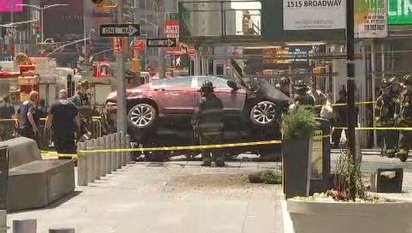 Автомобиль наехал на пешеходов на Таймс-сквер в Нью-Йорке. Кадры с места ЧП