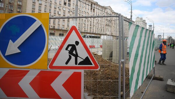 Дорожные знаки на месте проведения масштабной реконструкции на Садовом кольце в Москве. Архивное фото