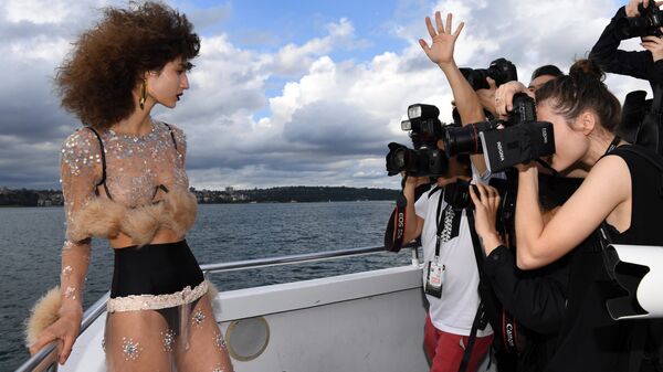 Модель позирует фотографам после показа коллекции Dyspnea на неделе моды в Австралии