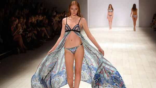 Модель во время показа коллекции Aqua Blu на неделе моды в Австралии