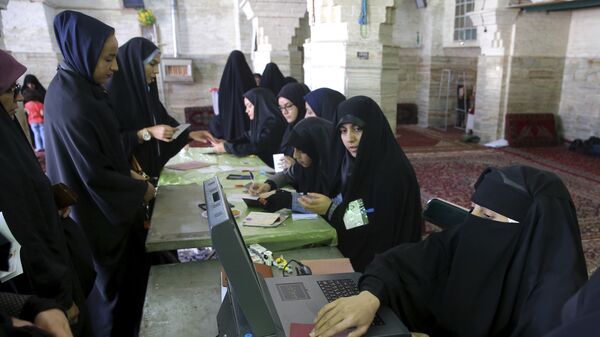 Выборы на избирательном участке в городе Кум в Иране