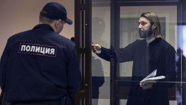 Священник Глеб Грозовский, обвиняемый в педофилии, на заседании в Санкт-Петербургском городском суде. 19 мая 2017