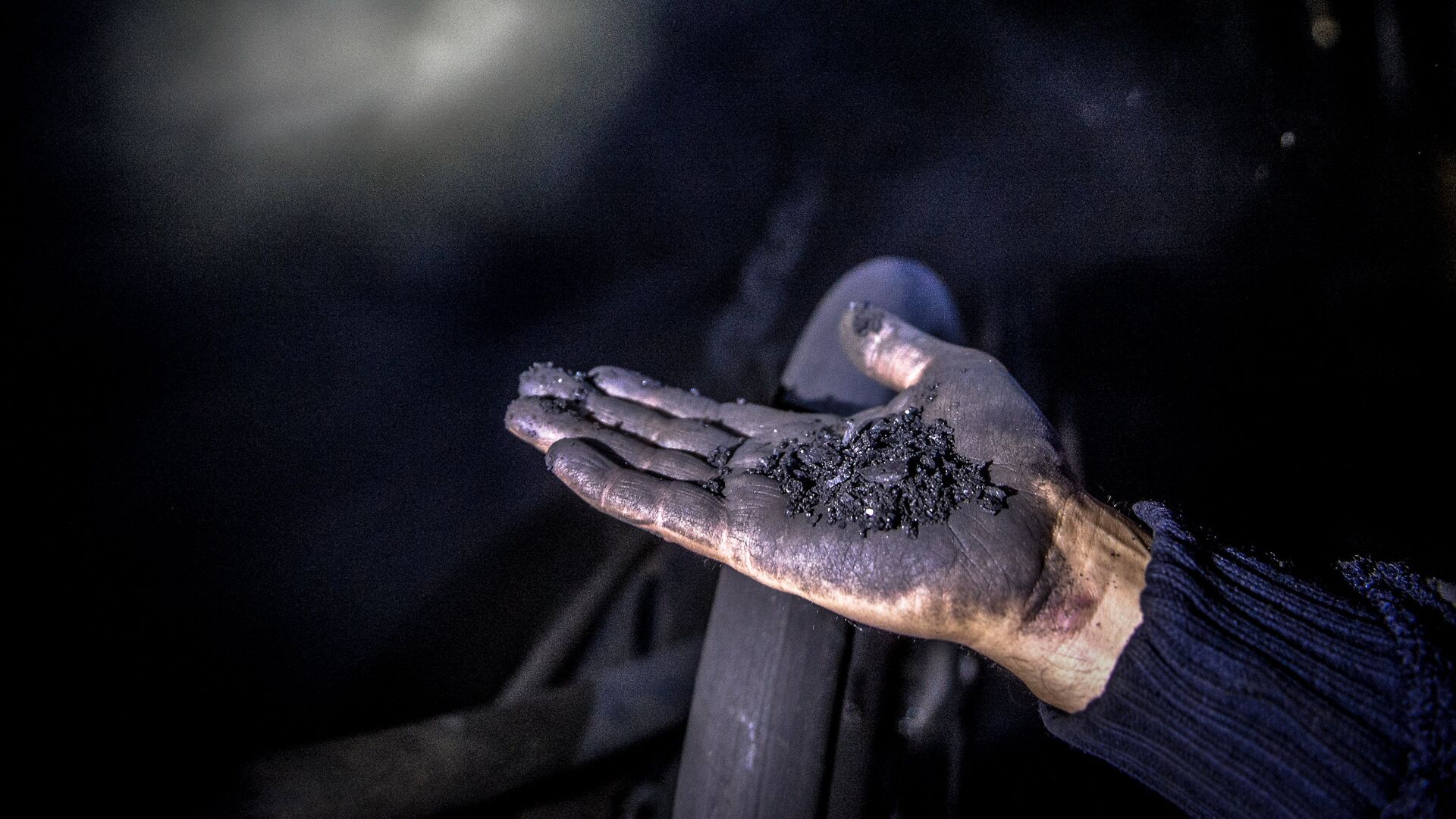 Шахтер показывает уголь на шахте Глубокая в Шахтерске - РИА Новости, 1920, 09.02.2023