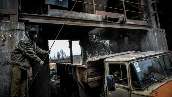 Вывоз породы на шахте имени Челюскинцев в Донецке. Архивное фото