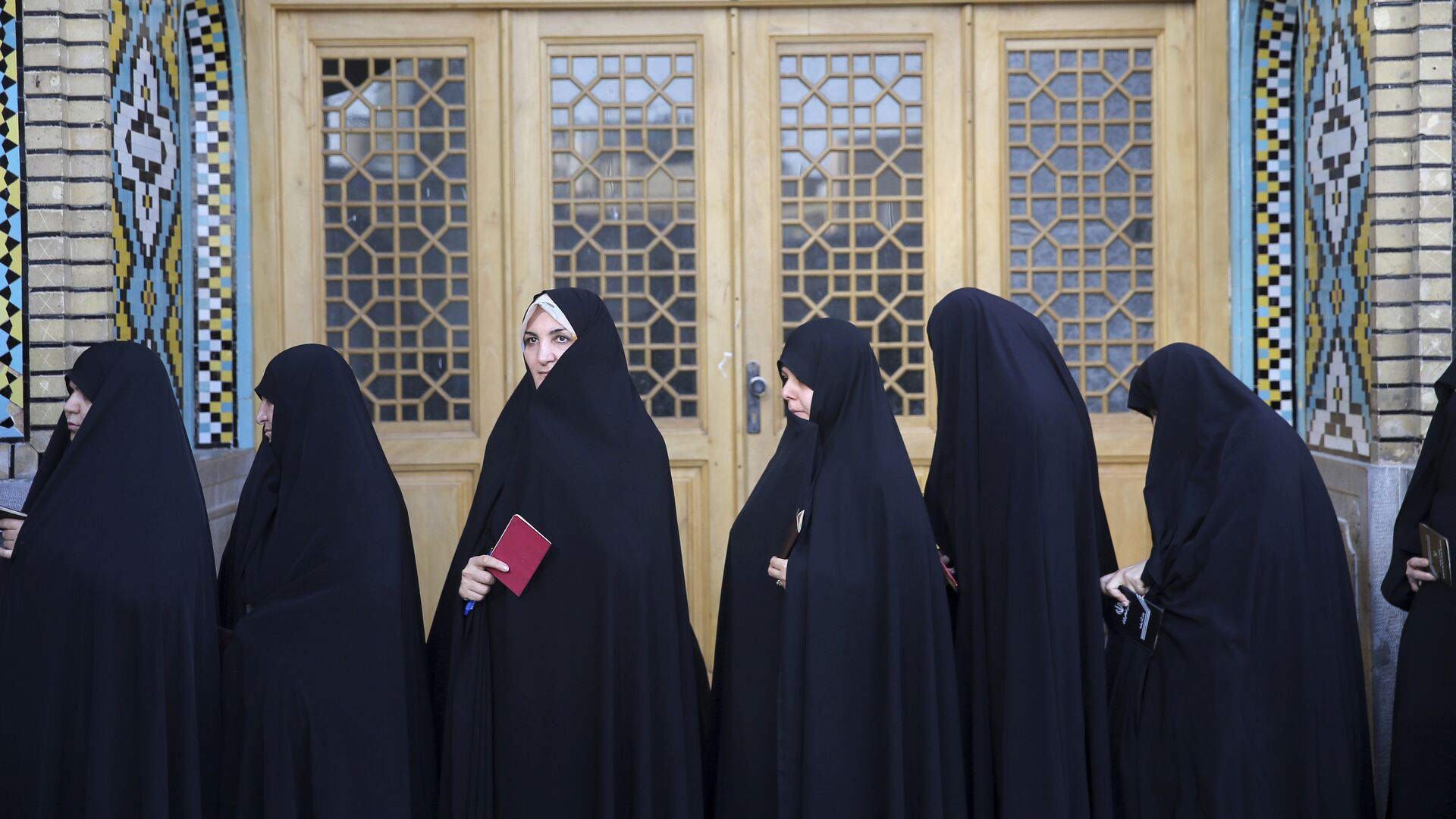 Женщины стоят возле избирательного участка в городе Кум, Иран - РИА Новости, 1920, 07.12.2022