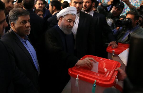 Президент Ирана Хасан Рухани на избирательном участке в Тегеране