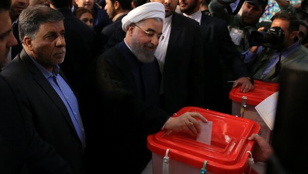Президент Ирана Хасан Рухани на избирательном участке в Тегеране