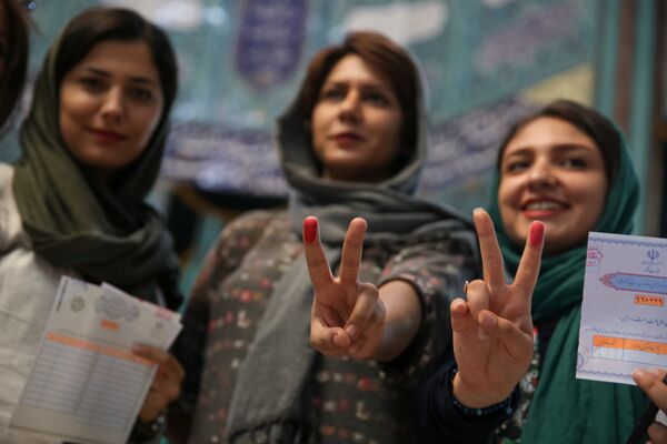 Женщина на избирательном участке в Тегеране после голосования