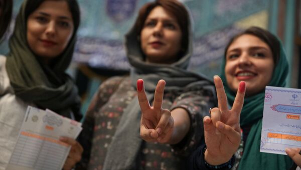 Женщина на избирательном участке в Тегеране после голосования