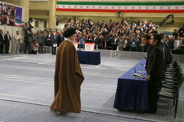Иранский религиозный и государственный деятель Али Хаменеи на избирательном участке в Тегеране