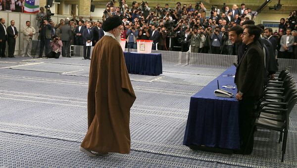 Иранский религиозный и государственный деятель Али Хаменеи на избирательном участке в Тегеране