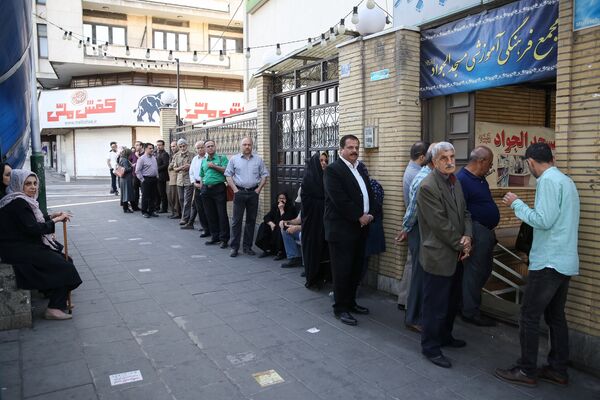 Люди возле избирательного участка в Тегеране