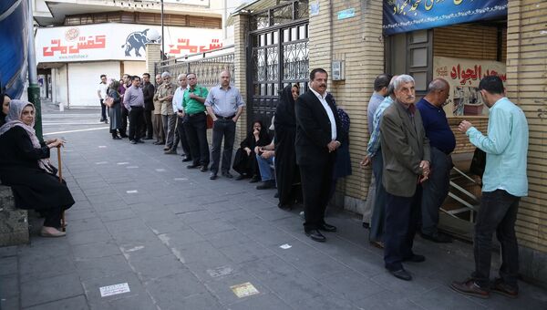 Люди возле избирательного участка в Тегеране
