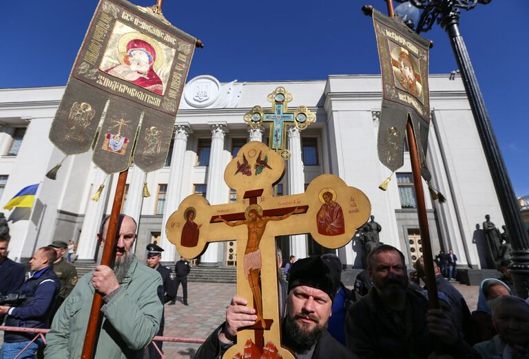 Участники акции прихожан Украинской православной церкви Московского патриархата в Киеве против принятия антицерковных законопроектов в Верховной раде Украины Участники акции прихожан Украинской православной церкви Московского патриархата в Киеве против принятия антицерковных законопроектов в Верховной раде Украины