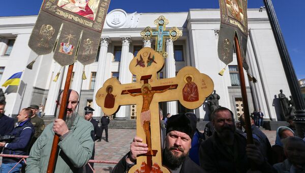 Участники акции прихожан Украинской православной церкви Московского патриархата в Киеве против принятия антицерковных законопроектов в Верховной раде Украины