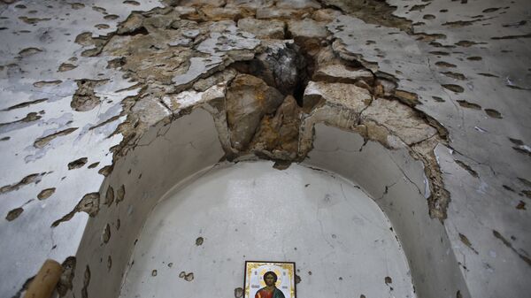 Поврежденная в результате авиаудара православная церковь в сирийском городе Забадани