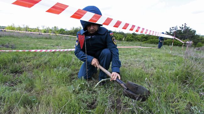 Сотрудники МЧС Донецкой народной республики проводят разминирование участка на территории села Солнцево в Донецкой области