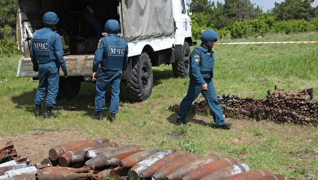 Сотрудники МЧС Донецкой народной республики на разминировании участка. Архивное фото