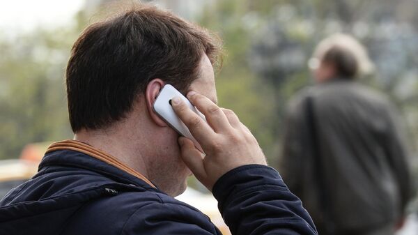 Мужчина говорит по телефону на улице Москвы.