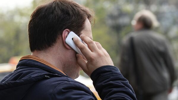 Мужчина говорит по телефону на улице Москвы.