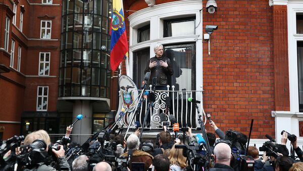 Сооснователь WikiLeaks Джулиан Ассанж на балконе посольства Эквадора в Лондоне. 19 мая 2017
