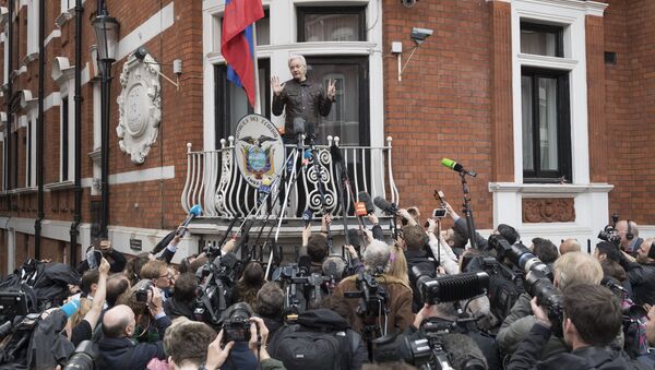 Сооснователь WikiLeaks Джулиан Ассанж на балконе здания посольства Эквадора в Лондоне. 19 мая 2017