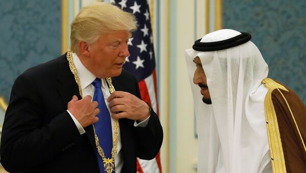 Король Саудовской Аравии наградил Дональда Трампа орденом короля Абдель Азиза, 20 мая 2017