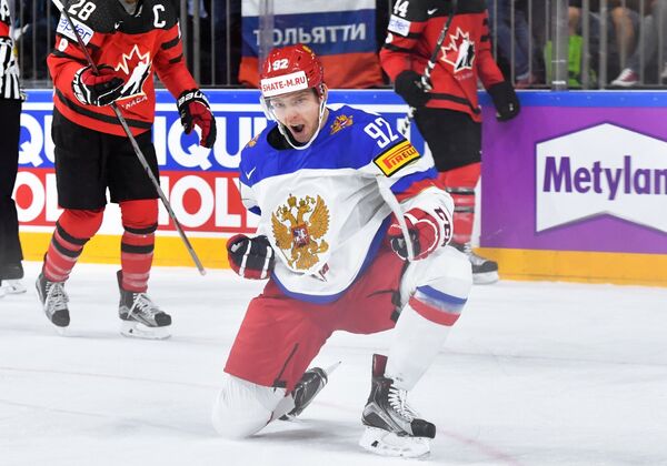 Игрок сборной России Евгений Кузнецов радуется заброшенной шайбе в полуфинальном матче чемпионата мира по хоккею 2017