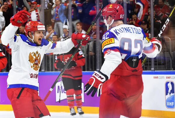 Игроки сборной России Артемий Панарин и Евгений Кузнецов радуются заброшенной шайбе в полуфинальном матче чемпионата мира по хоккею 2017