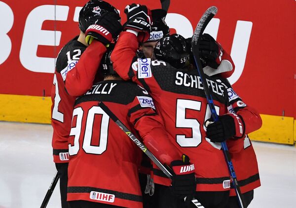 Игроки сборной Канады радуются заброшенной шайбе в полуфинальном матче чемпионата мира по хоккею 2017