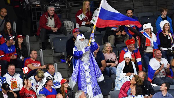 Болельщики сборной России во время полуфинального матча чемпионата мира по хоккею 2017 между сборными командами Канады и России