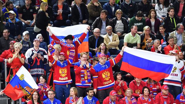 Болельщики сборной России на полуфинальном матче чемпионата мира по хоккею 2017 между сборными командами Канады и России