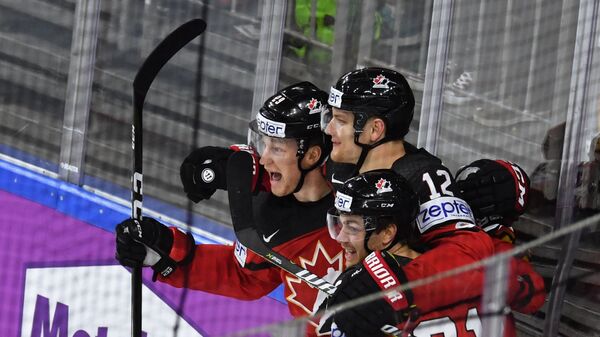 Игроки сборной Канады радуются заброшенной шайбе в полуфинальном матче чемпионата мира по хоккею 2017 между сборными командами Канады и России