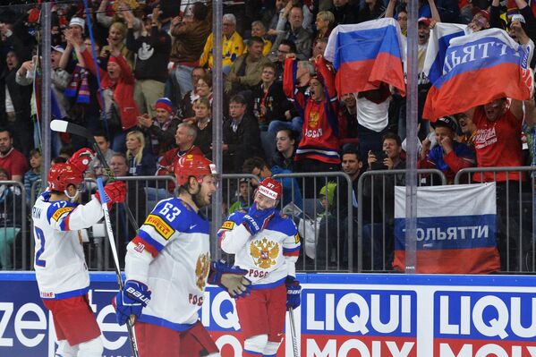 Игроки сборной России радуются заброшенной шайбе в полуфинальном матче чемпионата мира по хоккею 2017