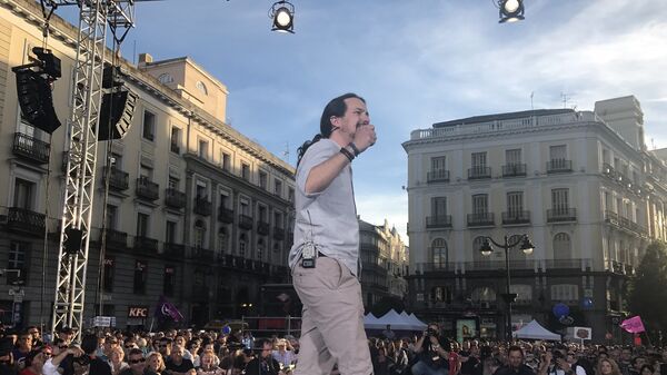 Лидер партии Podemos Пабло Иглесиас на митинге в поддержку отставки премьера Мариано Рахоя, 20 мая 2017