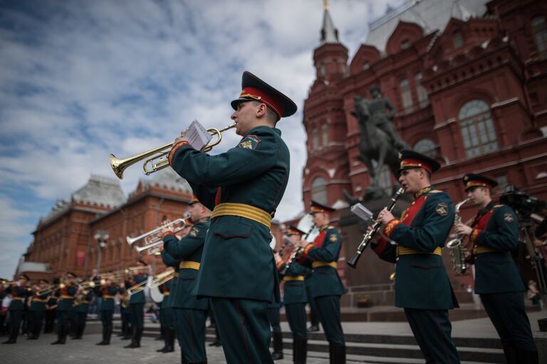 Музыканты военного оркестра во время открытия концертной программы Военные оркестры в парках