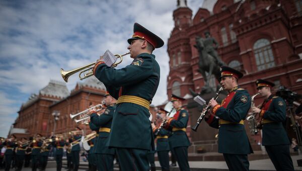 Музыканты военного оркестра во время открытия концертной программы Военные оркестры в парках