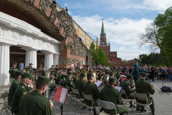 Музыканты военного оркестра во время открытия концертной программы Военные оркестры в парках